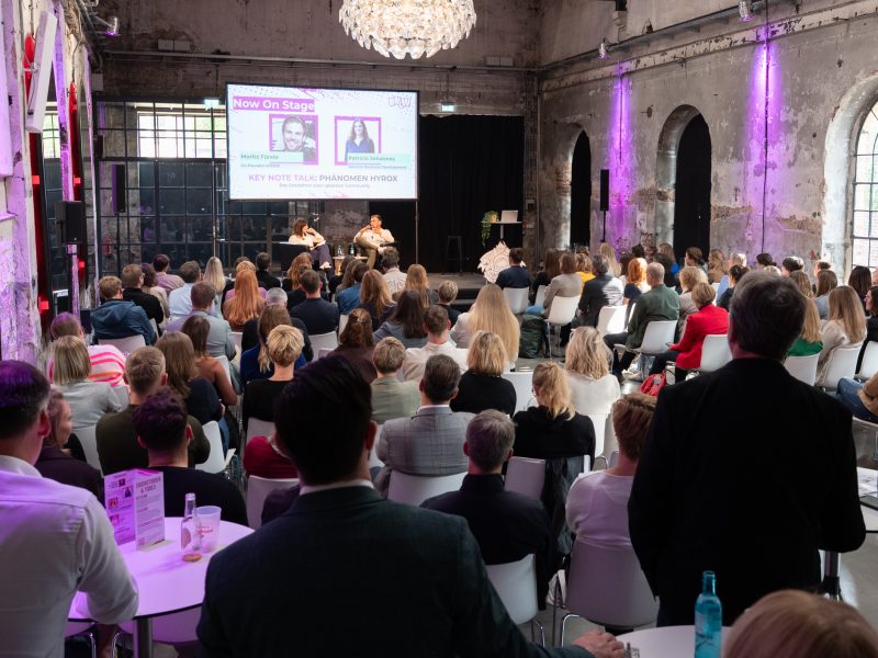 Unsere zweite BRAVE NEW CONSUMER WORLD war ein voller Erfolg dank eines aufmerksamen Publikums, großartiger Speaker und aktueller Eigenstudien: „New Era of Communication“ und „Forever now – Longevity holt das Morgen ins Heute“. Unsere zweite BRAVE NEW CONSUMER WORLD war ein voller Erfolg dank eines aufmerksamen Publikums, großartiger Speaker und aktueller Eigenstudien: „New Era of Communication“ und „Forever now – Longevity holt das Morgen ins Heute“.
