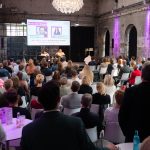 Unsere zweite BRAVE NEW CONSUMER WORLD war ein voller Erfolg dank eines aufmerksamen Publikums, großartiger Speaker und aktueller Eigenstudien: „New Era of Communication“ und „Forever now – Longevity holt das Morgen ins Heute“.