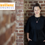 Theresa Ebel auf dem Resilienzkongress 2023. Empathisches Miteinander: für eine menschenzentrierte (Arbeits-)welt.